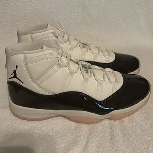 WMNS AIR Jordan 11 Retro. W size 12  M 10.5. Black and White Color.